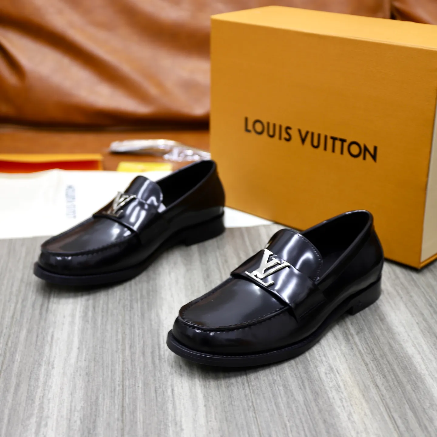 Men's Men's Shoes💰💰920LV Louis Vuitton Slip-on Loafers, top quality products from Guangzhou, ready for sale! This LV Glove loafer is made of selected soft cowhide, with a slightly wrinkled leather surface and a very high-end texture. Each pair is unique. The leather surface is light and soft, with a fine texture and good luster. It is a classic loafer style, with exquisite handmade mark stitching on the toe, and a square toe configuration to highlight the classic style. The horizontal band has hot-printed LV three-dimensional letters, semi-solid handcrafts and a genuine leather outsole, and a rubber patch on the heel to create wear-resistant performance and comfort. One of the must-have loafers for men! Comes with full original packaging! Code number: 38-39-40-41-42-43-44 (38, 45, 46 customized) standard leather shoe code
